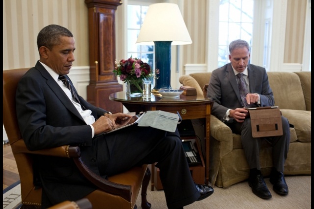 obama-ipad-briefing.jpeg