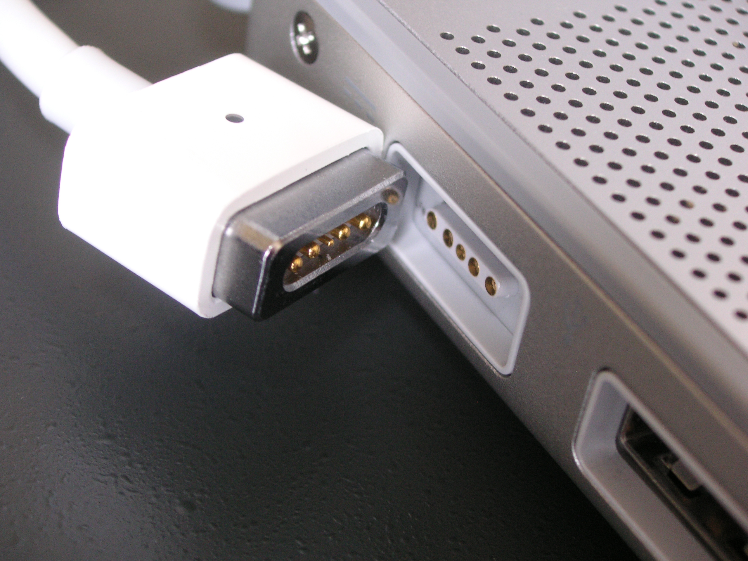 Apple_magsafe_tight.jpg