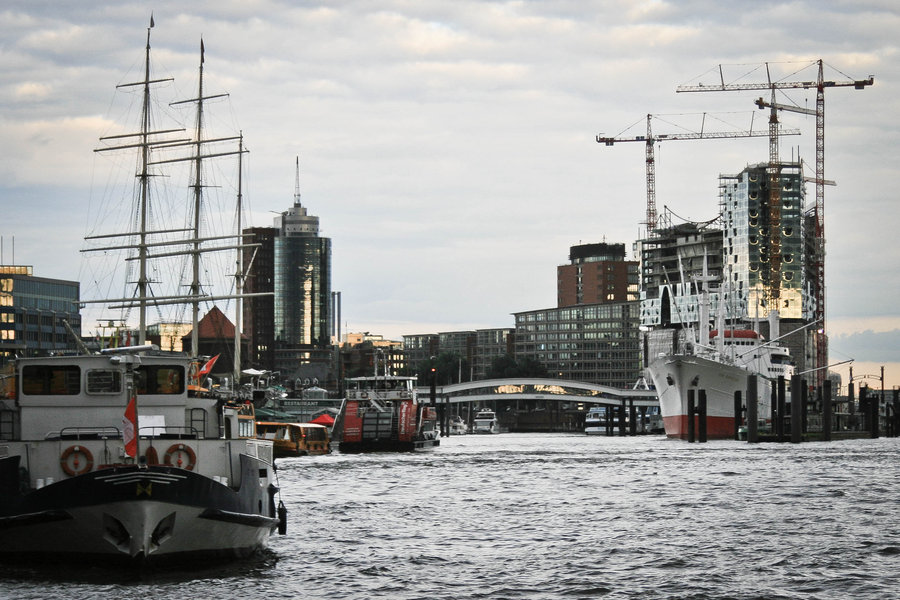 skyline_of_hamburg_by_fr31g31st-d2yi36j.jpg