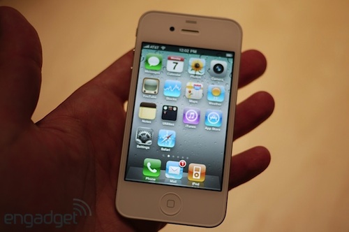 164250-engadget_white_iphone_4.jpg