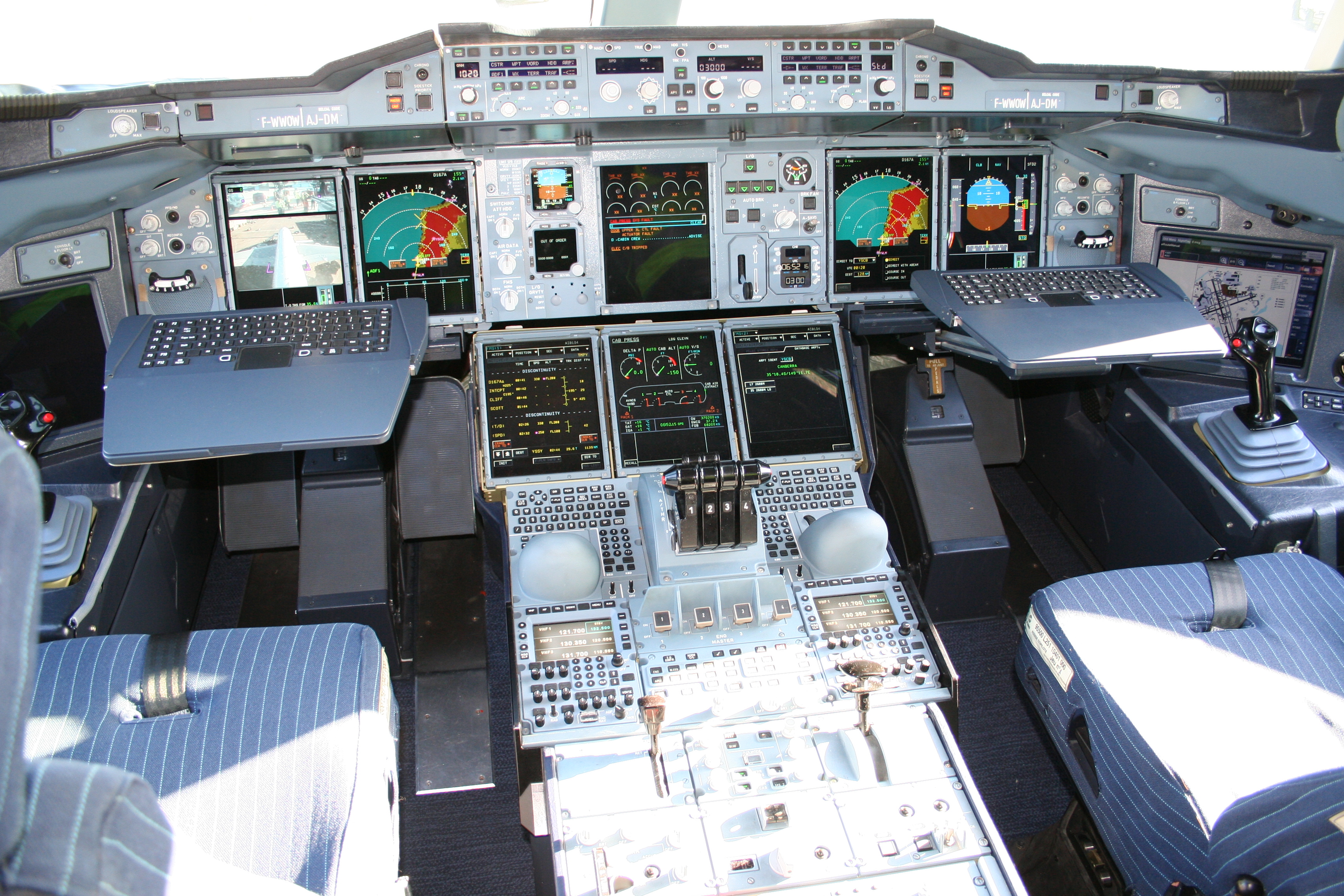Airbus_A380_cockpit.jpg