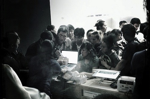 125513-beijing_iphone_customers.jpg