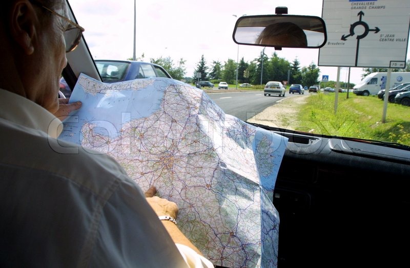 527317-528587-man-reading-map-in-car.jpg