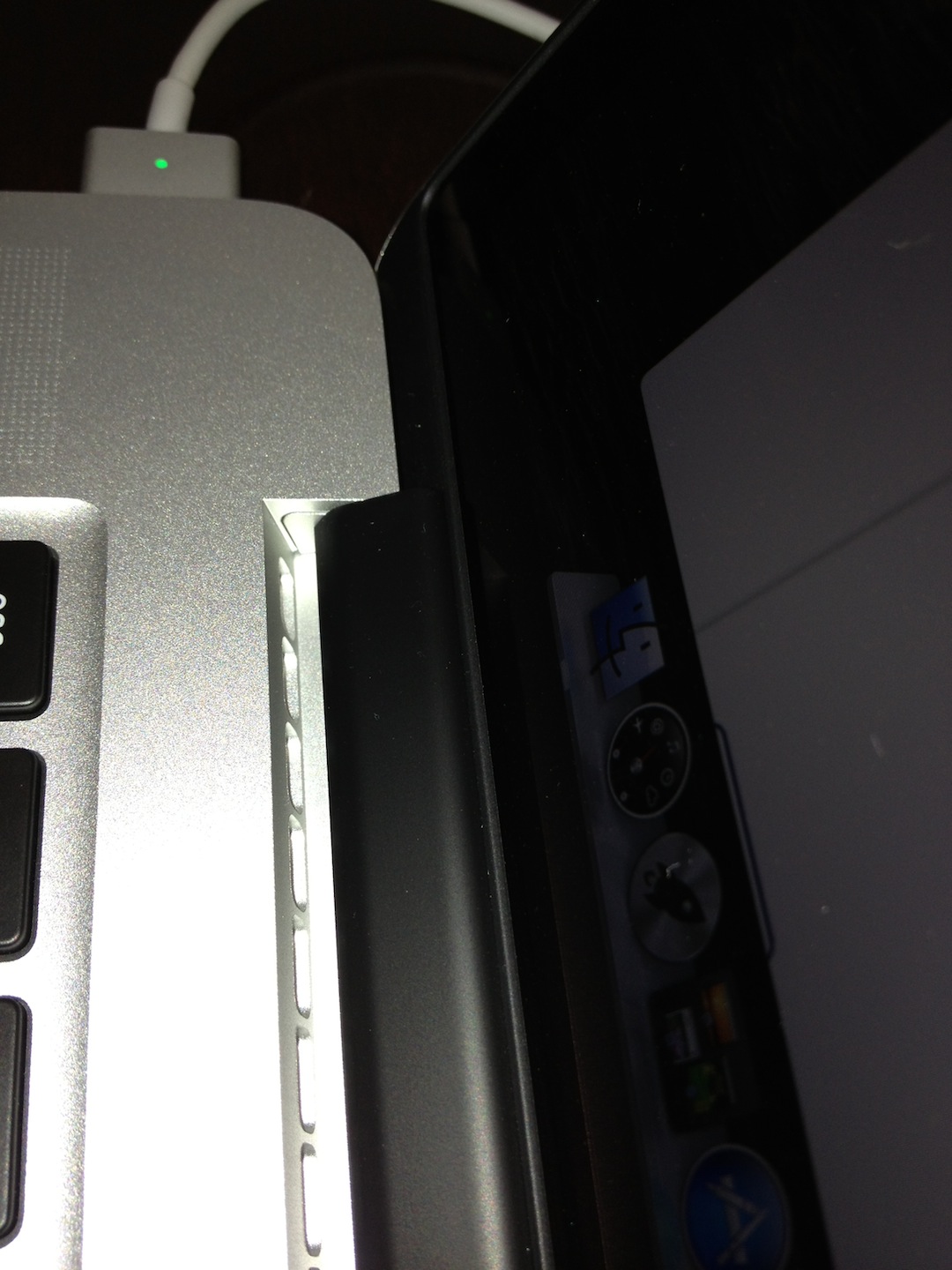 rMBP-venthinge.jpg