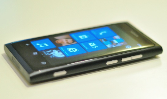 Nokia-Lumia-800-FoneArena-review-6.jpg