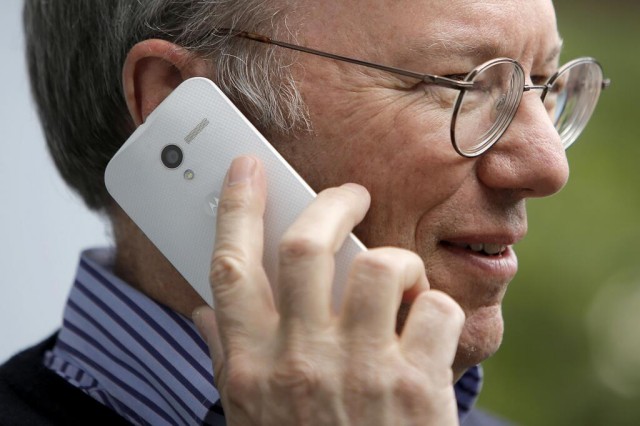 eric-schmidt-moto-x-640x426.jpg