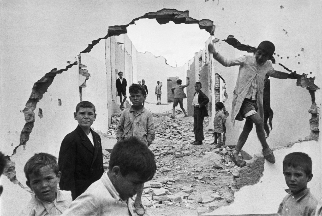 henri-cartier-bresson-hyeres-france-1932-seville-spain-1944-wall-hole-children-playing.jpg