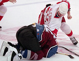 Darren-McCarty-fighting-Claude-Lemieux.gif