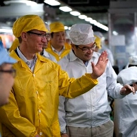 Tim-Cook-shakes-hands-with-the-Chinese-VP-en-route-to-the-Foxconn-facilities.jpg