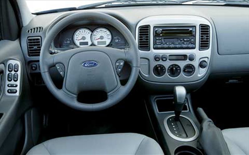 112_0408_road_test_2005_ford_escape_xlt_sport_4wd_vs_2003_hyundai_santa_fe_4wd_gls_vs_2004_saturn_vue_awd_red_line_vs_2005_chevrolet_equinox_awd_lt_06z%2B2005_ford_escape_xlt_sport_4wd%2Bfront_interior_view.jpg