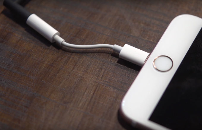 iphone-7-lightning-adapter_aohjbf.jpg