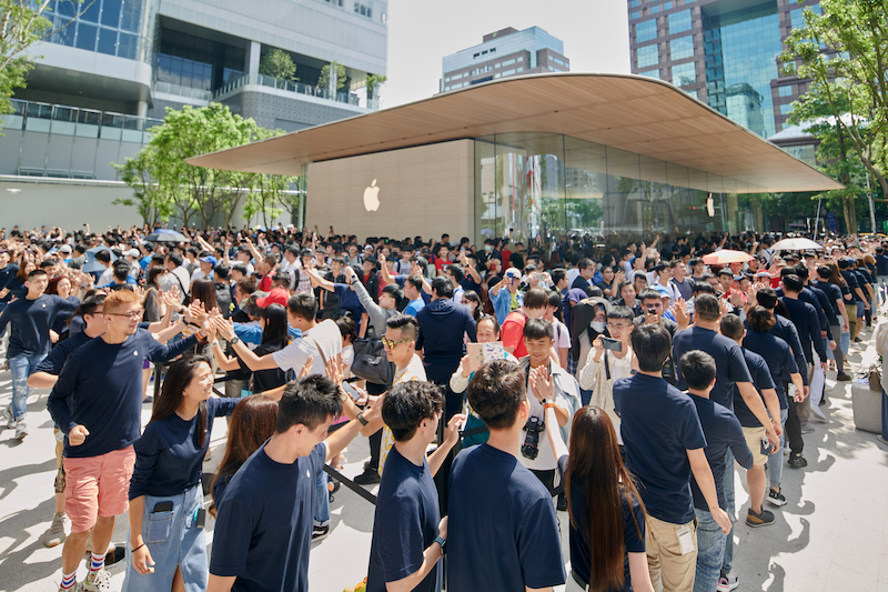 Apple_Xinyi-A13_Outside-Thousands-Customers_061519.jpg