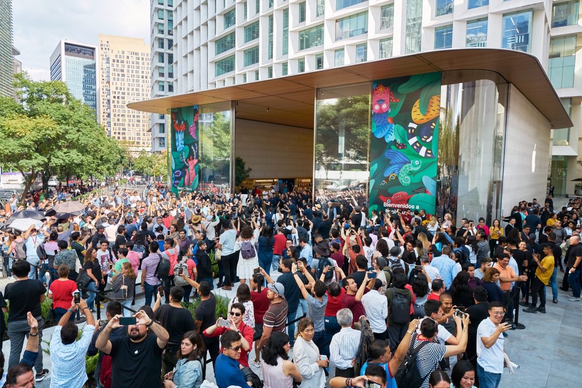 Apple-Antara-store-opening-exterior-crowd-092719.jpg