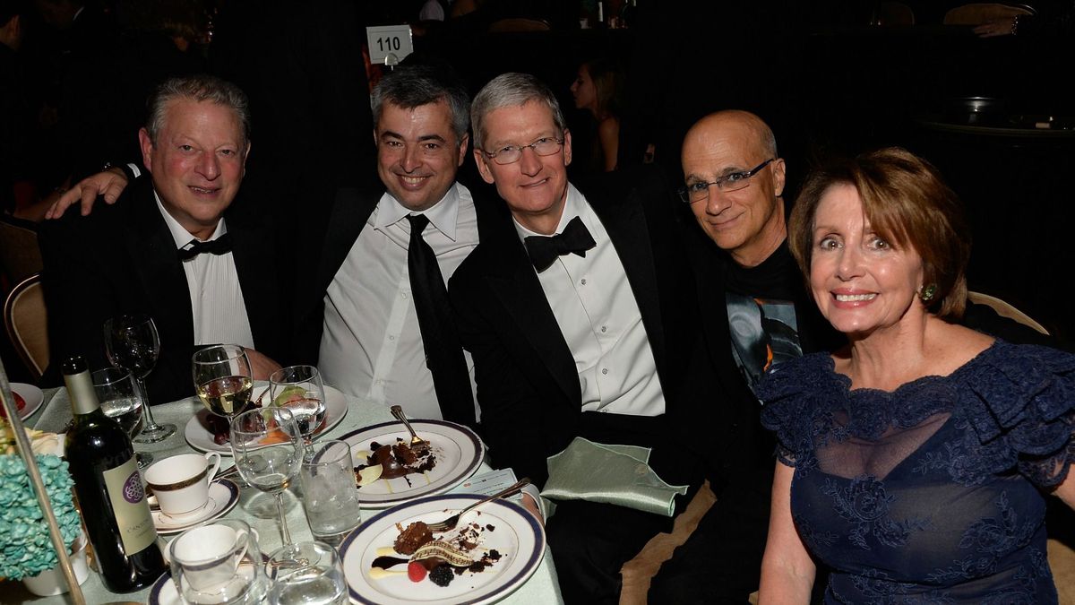 tim-cook-eddy-cue-grammy.jpg