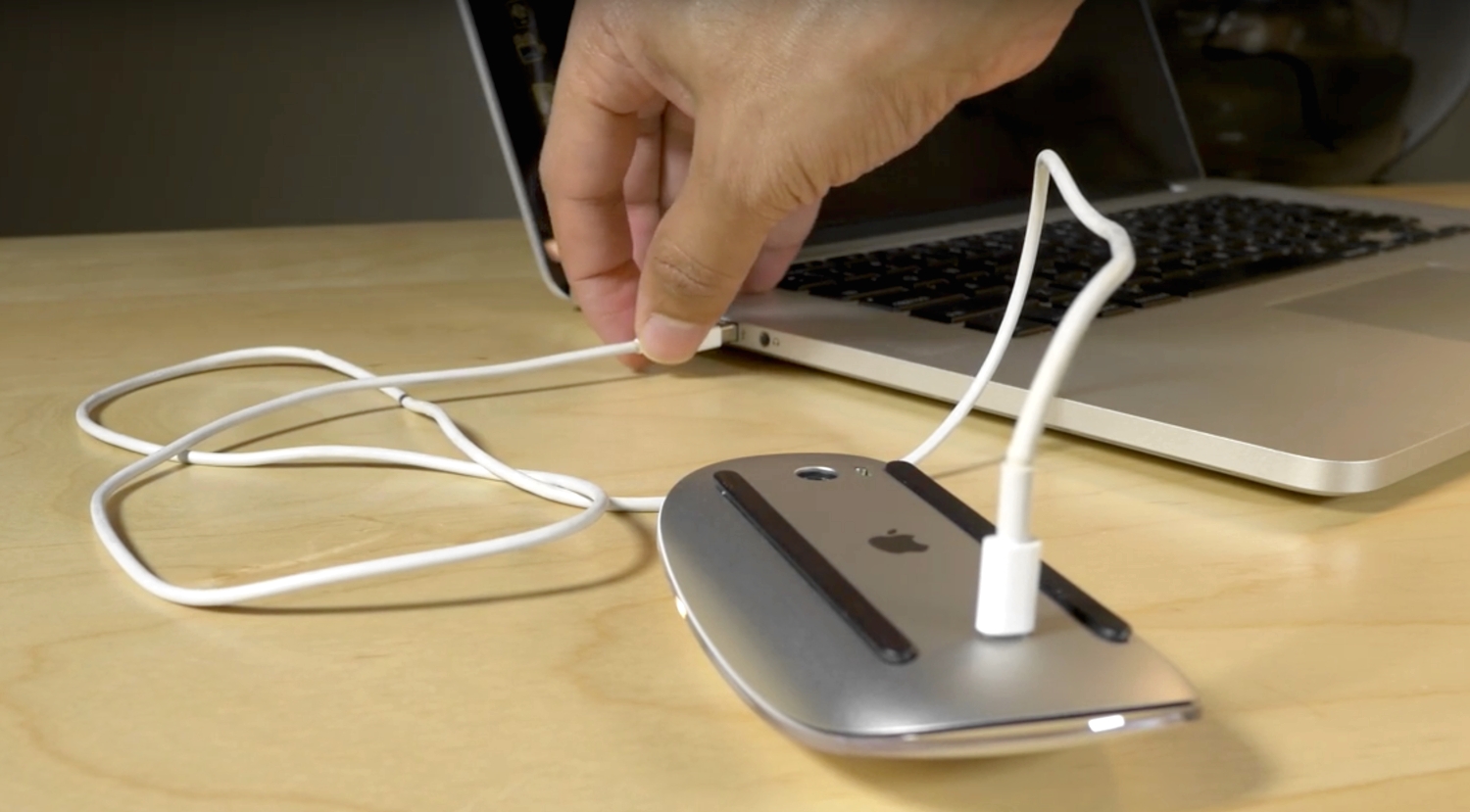 Можно играть на ноутбуке на зарядке. Зарядка мышки Apple Magic Mouse 2. Мышка Apple Magic Mouse зарядка. Apple Mouse 2 кабель. Apple Magic Mouse на зарядке.