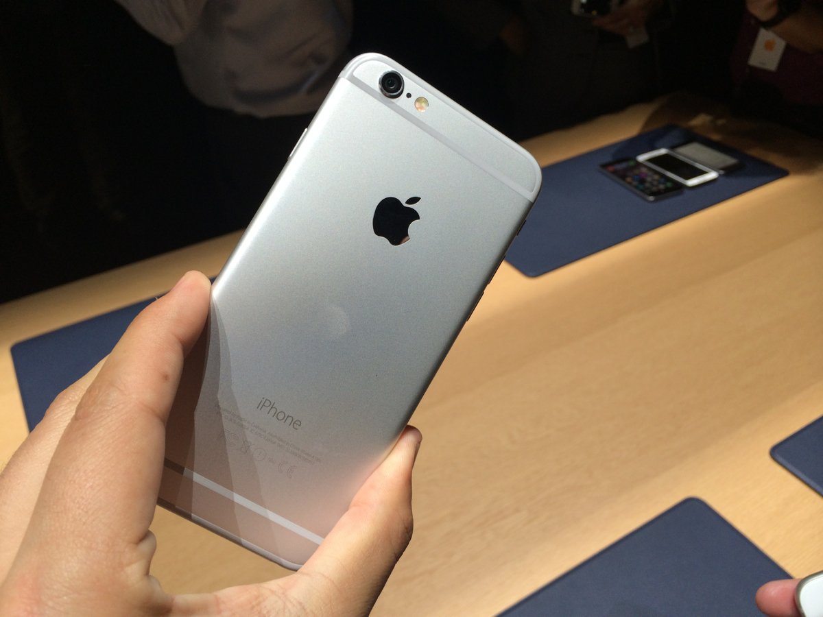 the-back-is-made-of-metal-it-feels-really-nice.jpg