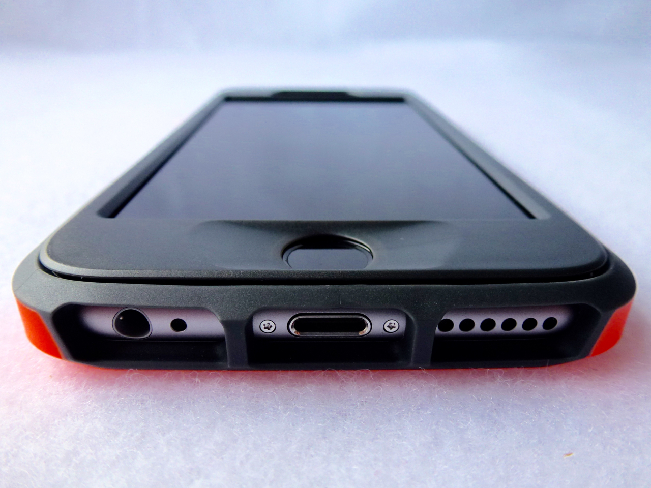 Thule-Atmos-X4-for-iPhone-6-Front-Bottom-View-2.jpg