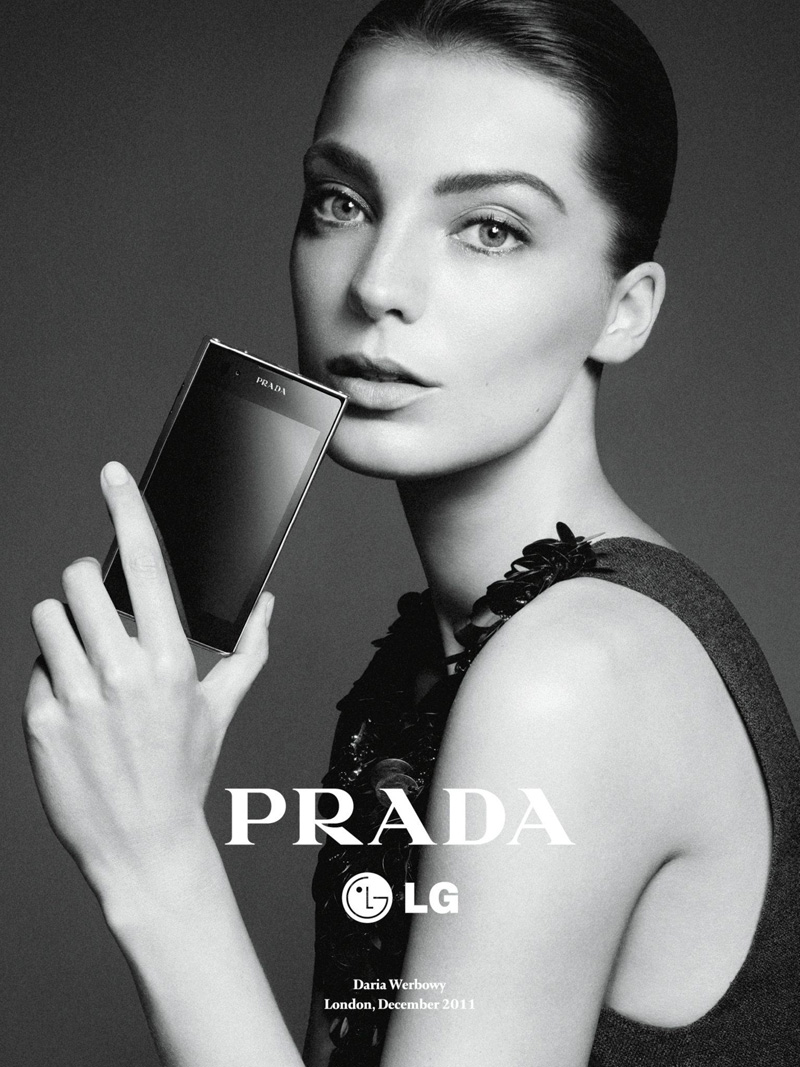 Daria-Werbowy-Edward-Norton-Prada-LG-Phone-02.jpg