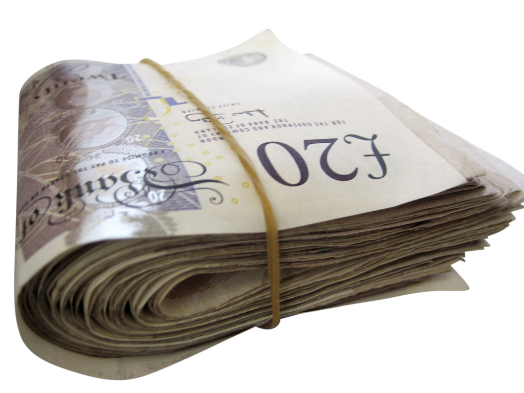 5930027206_c36823aa59_b-pile-of-twenty-pound-notes-c-2011-Images_of_Money-CC-BY-2-flickr.jpg