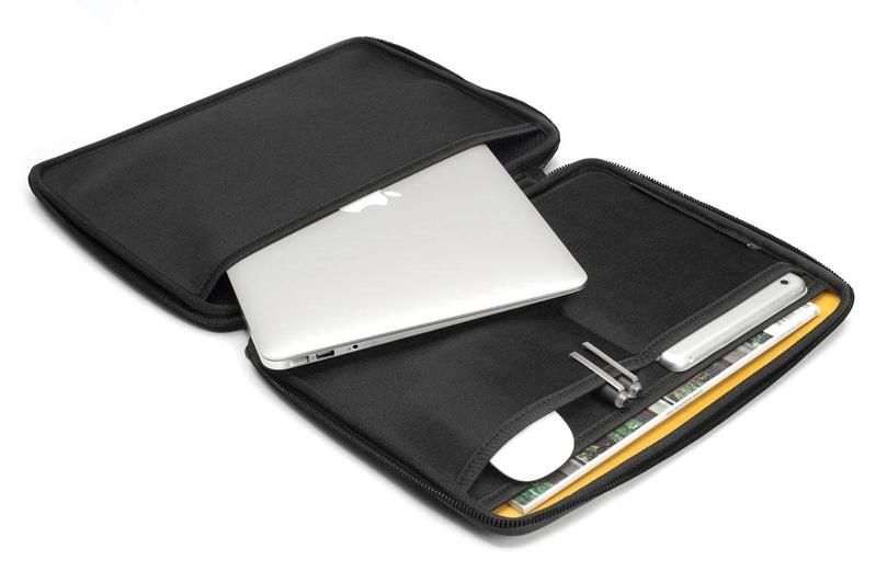 macbook-case-VHC13-GFT7_f07fea43-e6ab-452d-baa9-6129c0476d97_800x.jpeg