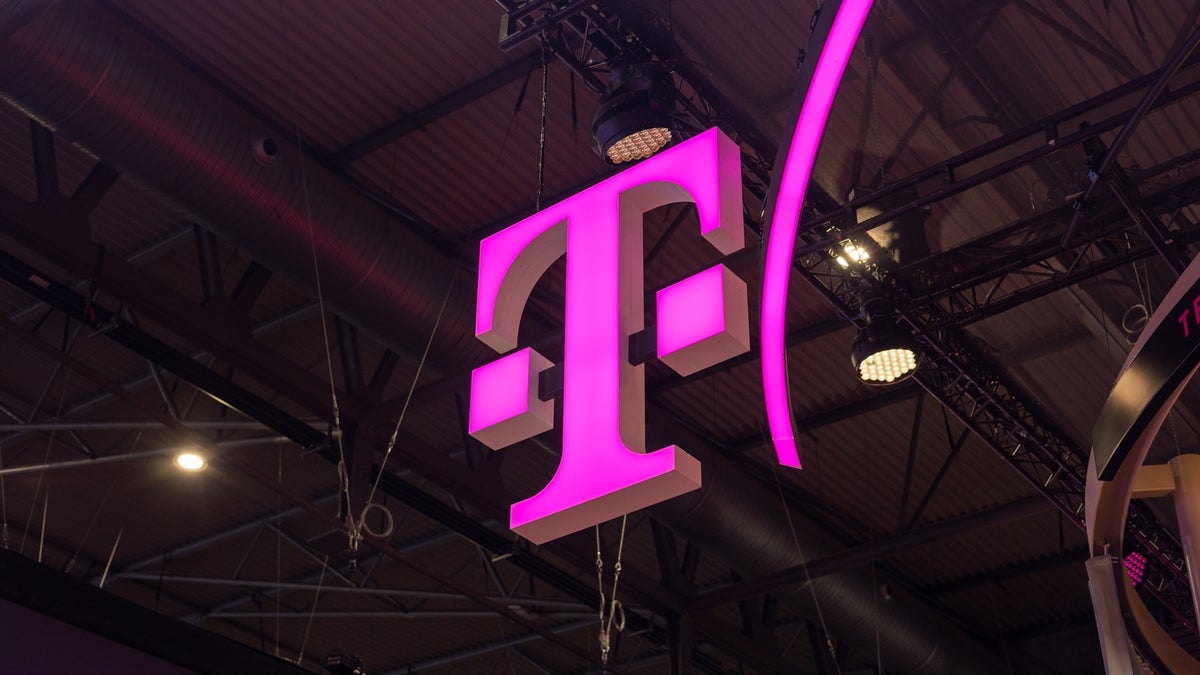 www.phonearena.com