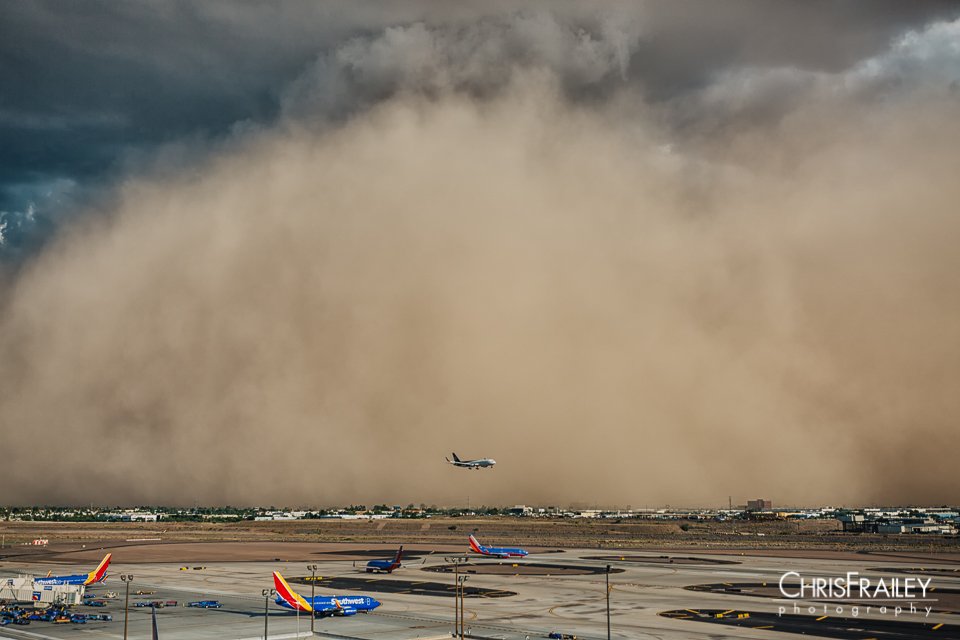 Бури лабинск. Пыльная буря самолет. Пыльная буря на аэродроме. Песчаная буря. Самолет Песчаная буря.