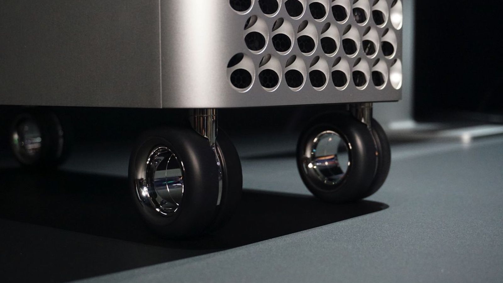 Apple-Mac-Pro-Wheels-Kit-Computer-Rollers-001.jpg
