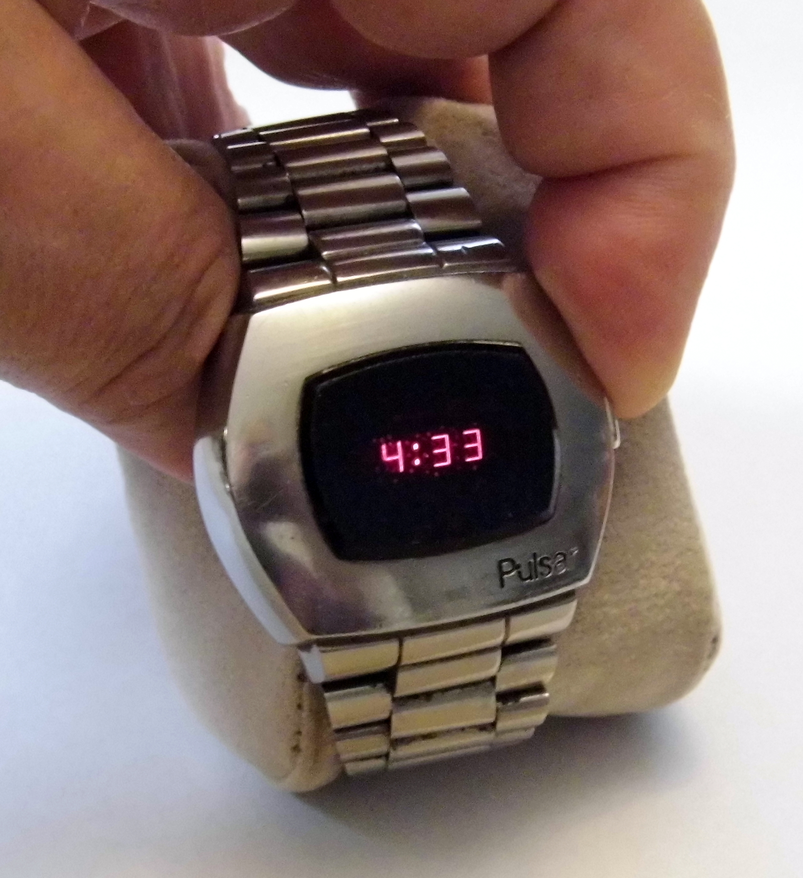 Vintage_Pulsar_Model_P2_Time_Computer_LED_Watch_(Stainless)_with_Original_Band_(10075198063).jpg