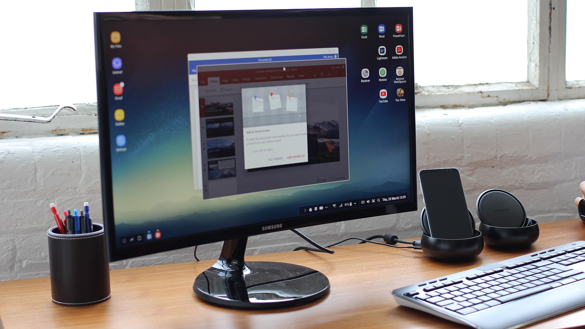 1920px-Samsung_DeX_dock_with_S8%2C_plugged_into_monitor.jpg