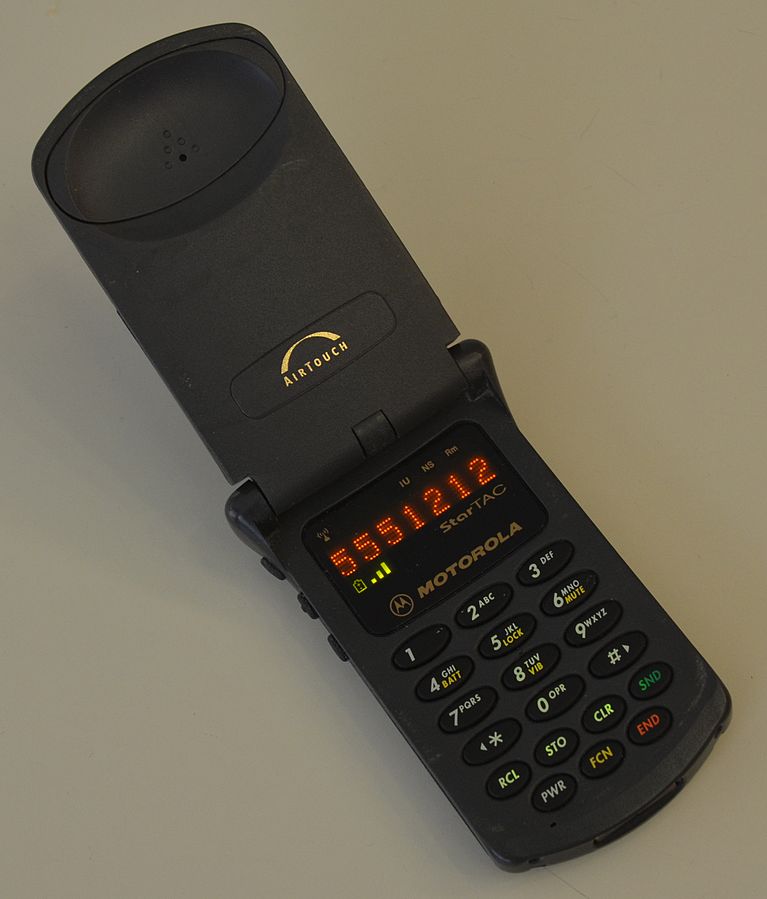 767px-First_Generation_Motorola_StarTAC_cellular_phone.jpg