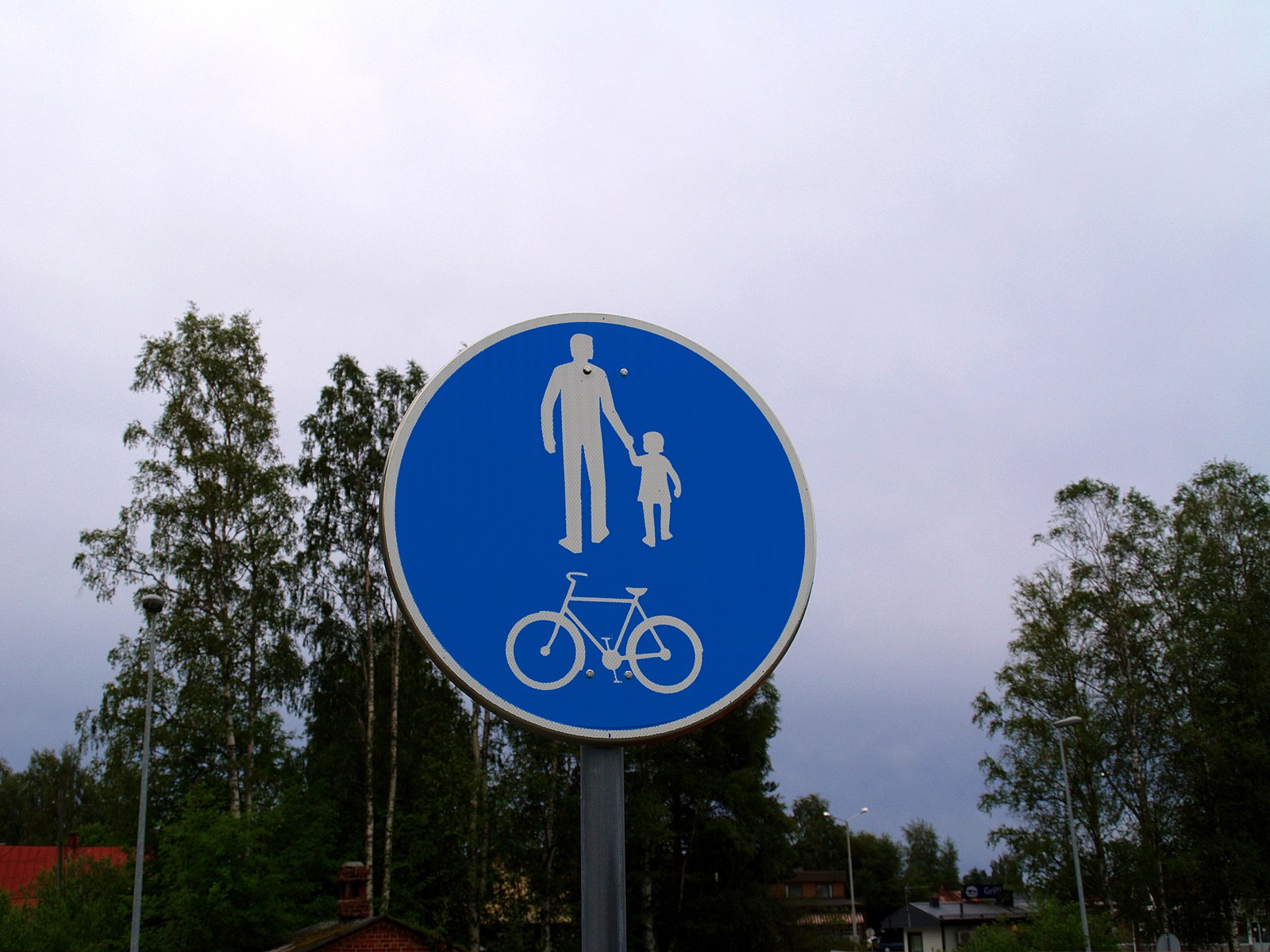 1600px-Finnish_combined_pedestrian_and_cycle_path_road_sign.jpg